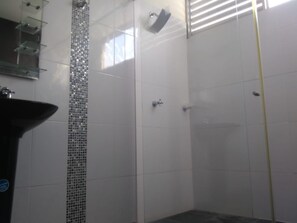 Shower, towels, soap, toilet paper - Hotel Royal Park Crown (Venadillo)