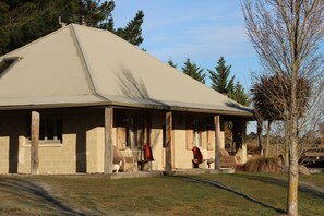 Exterior - Charming Mudbrick Country Cottage (Fernside)