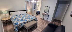 4 habitaciones, escritorio y tabla de planchar con plancha 