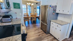 Refrigerador, microondas, horno y parrilla de estufa 