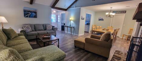 Smart-tv, een open haard, een tafeltennistafel en boeken