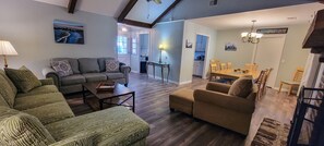 Smart TV, fireplace, ping pong, books - Simply Sunny Fun! 4BR Close to DT Chas & Beaches! Great backyard firepit & games (Mount Pleasant)