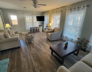 Smart TV, chimenea, tenis de mesa y libros 