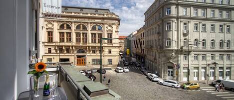 A street view with a building labeled 'Ceská Narodná Banka' and another building with balconies.