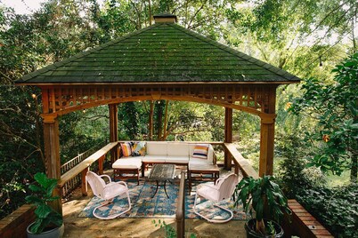 Luxurious Historic Villa - 8300ft², 7 bedrooms, 7.5 bath, on 2 acres in Village