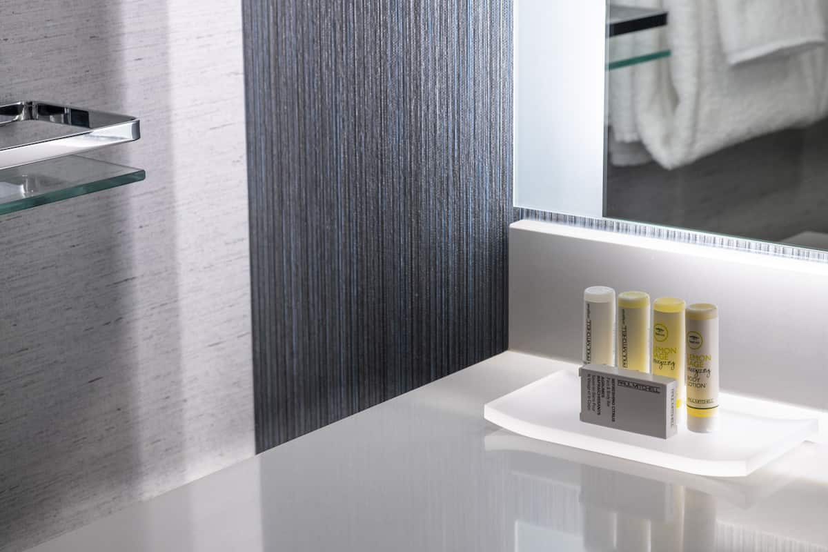 Secadora de cabello, toallas, jabón, shampoo
