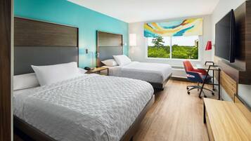 Ropa de cama de alta calidad y espacio para trabajar con laptop