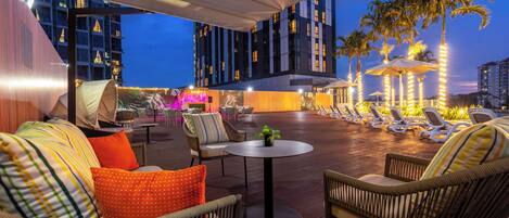 Piscine extérieure, accÚs possible de 8 h à 20 h, parasols