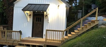 Eagle's Nest Cottage on Center Hill Lake with private path to the water's edge.