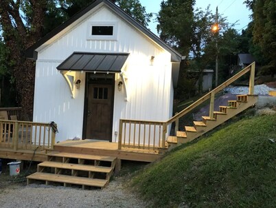 Eagle's Nest Cottage on Center Hill Lake with private path to the water's edge.