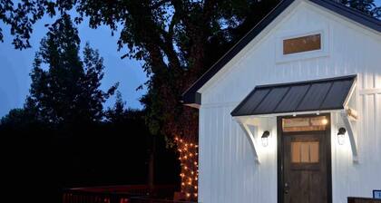 Eagle's Nest Cottage on Center Hill Lake with private path to the water's edge.