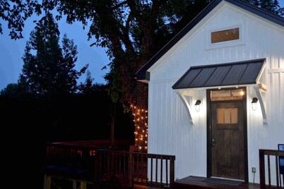 Eagle's Nest Cottage on Center Hill Lake with private path to the water's edge.