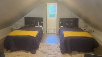 2 makuuhuonetta, tallelokero huoneessa, työpöytä, silitysrauta/-lauta