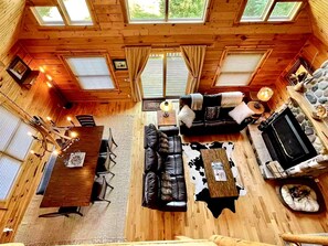 Smart-tv, een open haard, videospelletjes en een dvd-speler