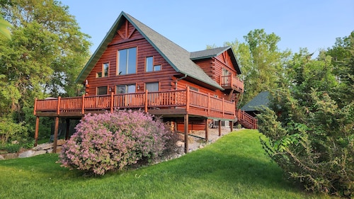 Devil’s Lake Log Cabin w/ Fireplace Near Wisconsin Dells Ski Retreat