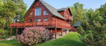 Devil’s Lake Log Cabin w/ Fireplace Near Wisconsin Dells Ski Retreat