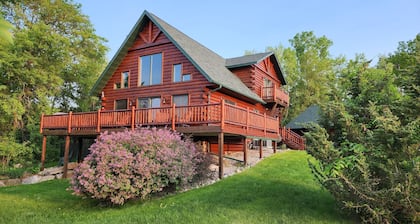 Devil’s Lake Log Cabin w/ Fireplace Near Wisconsin Dells Ski Retreat