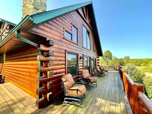 Devil’s Lake 5BR Log Cabin w/ Fireplace - Near Wisconsin Dells