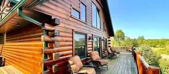 Devil’s Lake 5BR Log Cabin w/ Fireplace - Near Wisconsin Dells