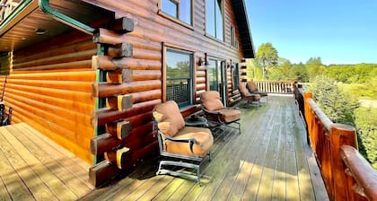 Devil’s Lake 5BR Log Cabin w/ Fireplace - Near Wisconsin Dells