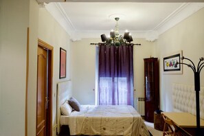 1 dormitorio, tabla de planchar con plancha, ropa de cama