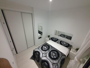 1 dormitorio, tabla de planchar con plancha, ropa de cama