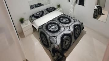 1 slaapkamer, een strijkplank/strijkijzer, beddengoed