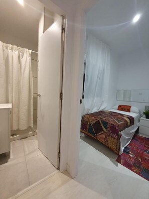 1 dormitorio, tabla de planchar con plancha, ropa de cama