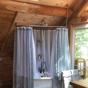 2 bedrooms, iron/ironing board, WiFi, bed sheets -  Stunning Riverfront Solar-Powered Cabin  with back-up generator (Glenfield)