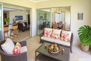 Smart TV - Spacious 3 BDR fully-equipped condo with pool and golf view (Punta Cana)