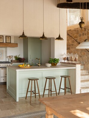 Fridge, microwave, oven, stovetop - L'Olivette de Callian - Provence Home with Panoramic View (Callian)