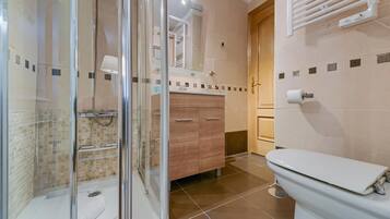 Een douche, een haardroger, een bidet, handdoeken