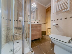 Douche, sĂšche-cheveux, bidet, serviettes fournies