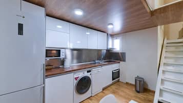 Een koelkast, een magnetron, een oven, een kookplaat