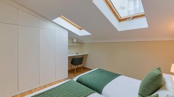 2 slaapkamers, een bureau, een strijkplank/strijkijzer, reisbedje