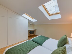 2 chambres, bureau, fer et planche Ă repasser, lit parapluie
