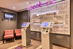 Reception - Premier Inn Edinburgh Cc Waverley (Edinburgh)