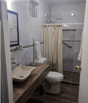 Dusche, Handtücher, Toilettenpapier