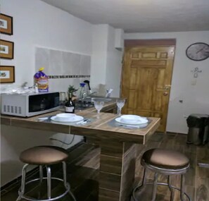 Kühlschrank, Mikrowelle, Herdplatte, Geschirrspüler