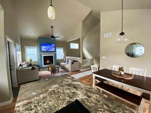 Smart TV, chimenea, libros y estéreo