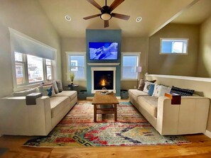 Smart TV, chimenea, libros y estéreo