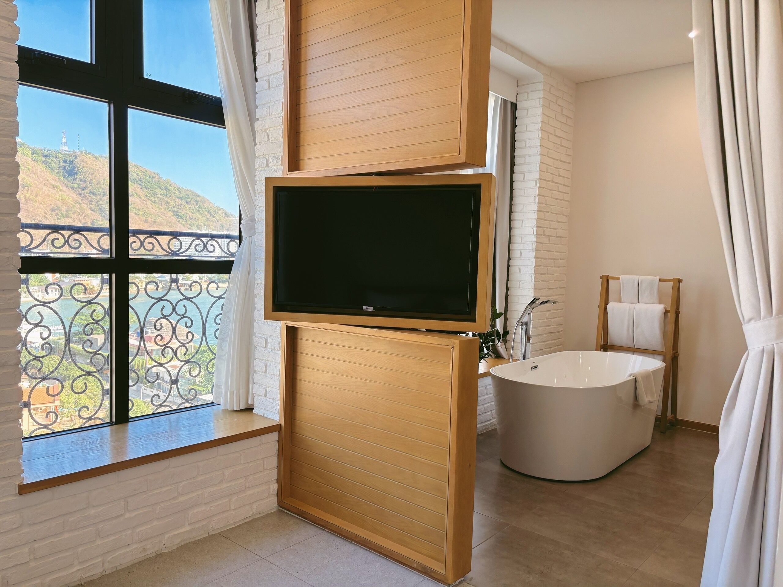 Deluxe | Bathroom | Free toiletries, hair dryer, bathrobes, slippers