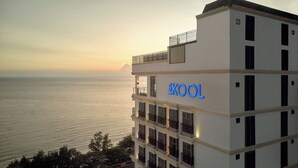 A multi-story hotel with balconies and a view of the sea. - Skool Plus Vung Tau (Ho Chi Minh City)