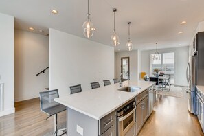 Fridge, microwave, oven, stovetop - Luxury Home w/ Rooftop Patio - 7 Minutes to Downtown (Nashville)