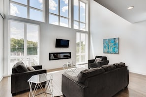 Smart TV, fireplace - Luxury Home w/ Rooftop Patio - 7 Minutes to Downtown (Nashville)