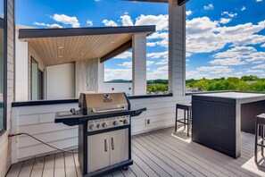Terrace/patio - Luxury Home w/ Rooftop Patio - 7 Minutes to Downtown (Nashville)