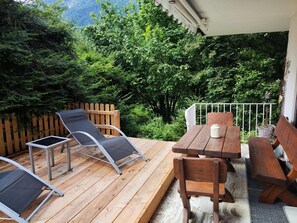 Outdoor dining - Cosy Holiday Apartment Lilly in Alpine Style with Mountain View (Garmisch)