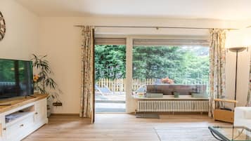 Fernseher, Kamin, Stereoanlage