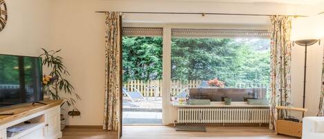 TV, fireplace, stereo