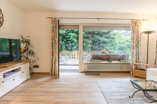 TV, fireplace, stereo